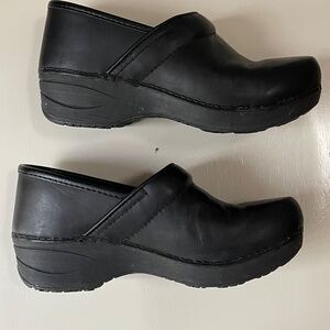 DANSKO XP 2.0 Ladie's Black Matte Clogs Size 35